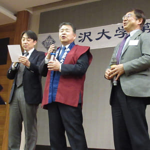 校歌を斉唱する（左から）田中茂雄学長補佐，山崎学長，大谷吉生副学長