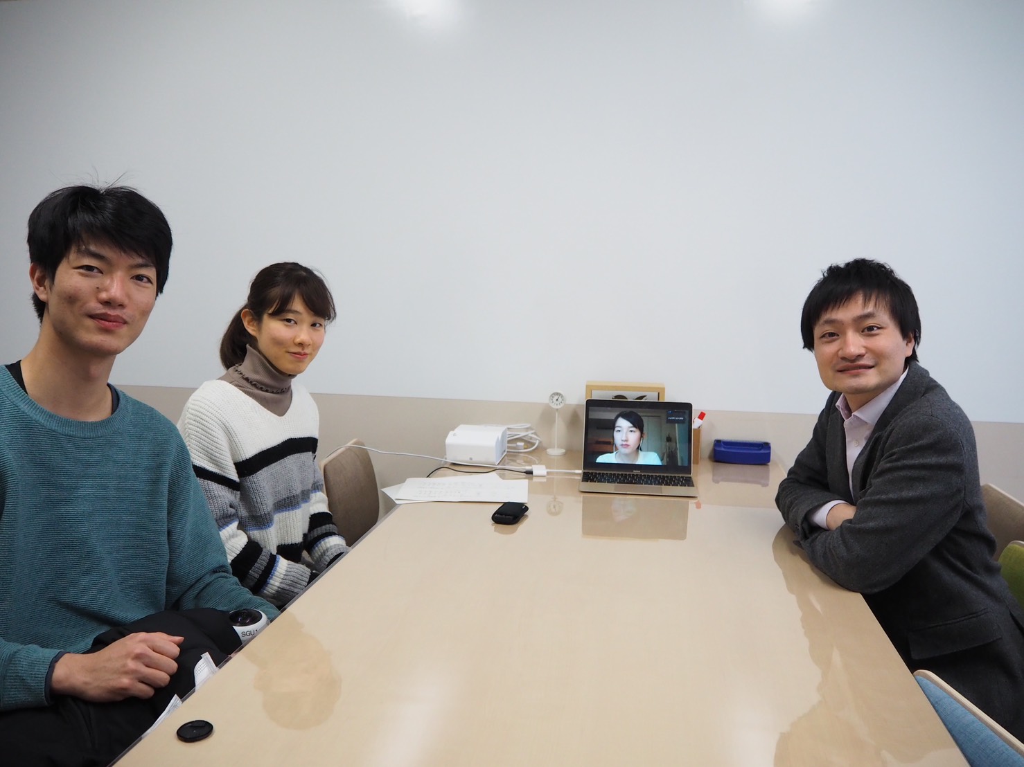 インタビューの様子：左から砂子阪、城下、北村（PC画面内）、黒田先生<br />
※インタビューはマスク着用にて実施しました。